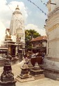 Photo - Katmandou - Svayambhunath - Temple blanc de style Shikkara