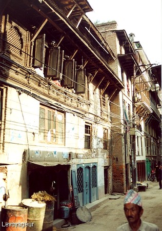 Photo - Katmandou - Ancienne demeure au fenêtres de bois sculpté