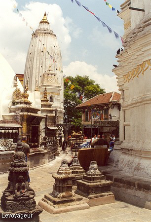 Photo - Katmandou - Svayambhunath - Temple blanc de style Shikkara