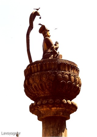 Photo - Patan - Durbar square - Statue du roi Yoganerendra Malla