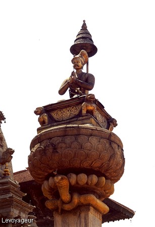Photo - Bhaktapur - Durbar Square - Colonne du Roi Bhupatindra Malla