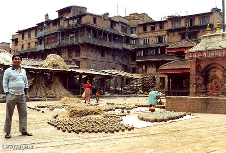 Photo - Bhaktapur - Séchage des poteries 
