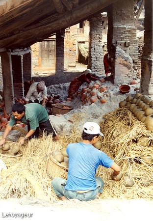 Photo - Bhaktapur - Cuisson des poteries dans un four traditionnel