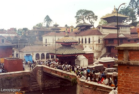 Photo - Pashupatinath -  Foule de pèlerins et curieux sur le pont de la rivière Bagmati