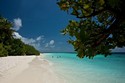 Photo -  Plage de sable blanc  située sur L'île d'Embudu