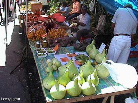 Photo - Marché local à Bois-Blanc - Vente de fruits exotiques