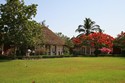 Photo - Saly portudal - L'un des hôtels dans la  végétation tropicale