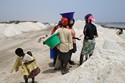 Photo - Femmes portant de lourdes charges de sel jusqu'à la berge