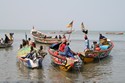 Photo - Mbour - Barques élancées des pêcheurs égayées de peintures multicolores