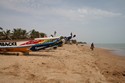 Photo - Pirogues sénégalaises - Les barques élancées des pêcheurs sont égayées de peintures multicolores