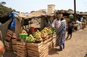 Photo - Vente de mangues dans un marché de brousse