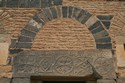 Photo - Qasr Ibn Wardan -  Croix Bizantine ornant le fronton de la porte
