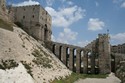 Photo - Le glacis et l'une des tours de la forteresse d'Alep