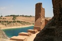 Photo - Vue sur le lac Assaad et l'une des tours de la forteresse