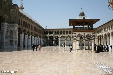 Photo - Le marbre blanc de la grande cour de la Mosquée des Omeyyades