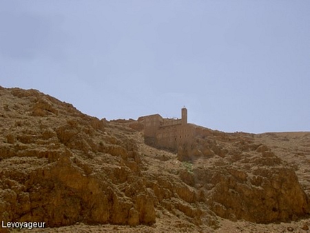 Photo - Le monastère de Mar Moussa surplombant le désert Syrien