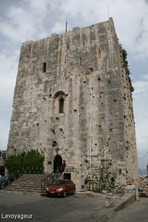 Photo - L'imposant donjon carré de la forteresse de safita