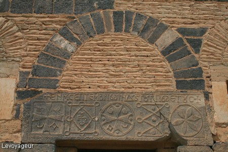 Photo - Qasr Ibn Wardan -  Croix Bizantine ornant le fronton de la porte