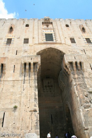 Photo - L'entrée fortifiée de la citadelle d'Alep