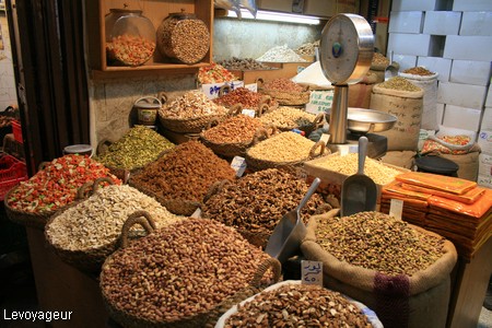 Photo - Les marchés d'Alep - Etal de noix,  amandes,  pistaches, noix de cajou, fruits secs