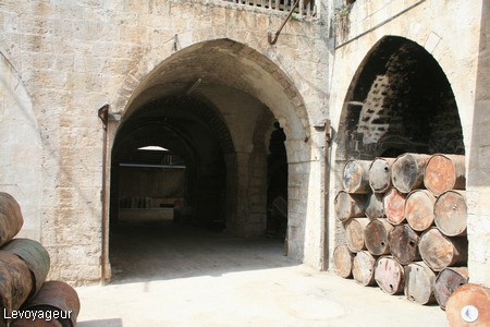 Photo - Les Savonneries d'Alep - Bidons d'huile d'olive
