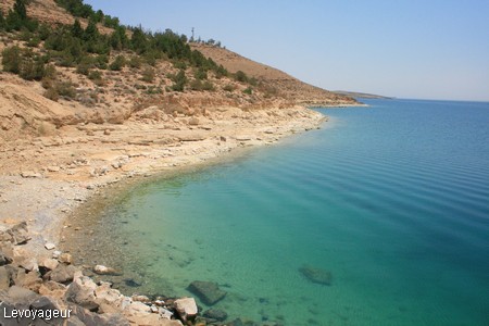 Photo - Les eaux turquoise du lac Assad