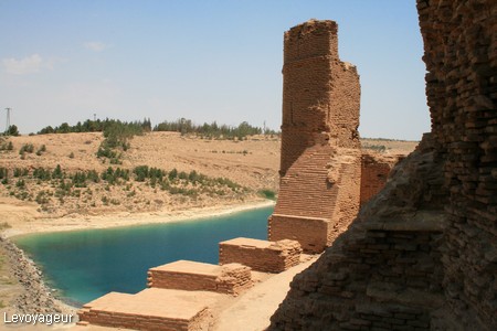 Photo - Vue sur le lac Assaad et l'une des tours de la forteresse
