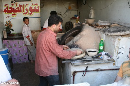 Photo - Boulangerie artisanale Syrienne - Le pétrissage de la pâte à pain