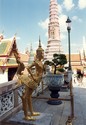 Photo - Bangkok - Enceinte du Wat Phra Kaeo - Statues de dieux et déesses mythologiques