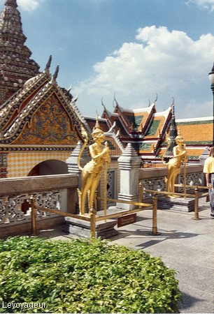 Photo - Bangkok - Enceinte du Wat Phra Kaeo - Statues de dieux et déesses mythologiques