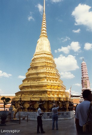 Photo - Bangkok - Enceinte du Wat Phra Kaeo - Chédis
