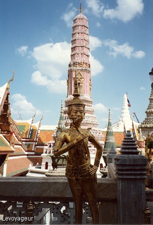 Photo - Bangkok - Enceinte du Wat Pho - Statues d'une déesse mythologique