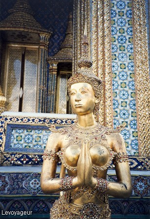 Photo -  Bangkok - Enceinte du Wat Phra Kaeo - Statue d'une déesse mythologique