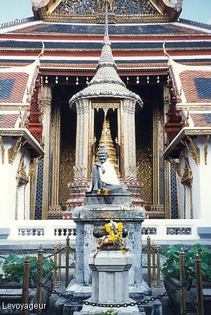 Photo -  Bangkok - Statue ornant le temple Wat Phra Kaeo (Temple du boudda d'émeraude)