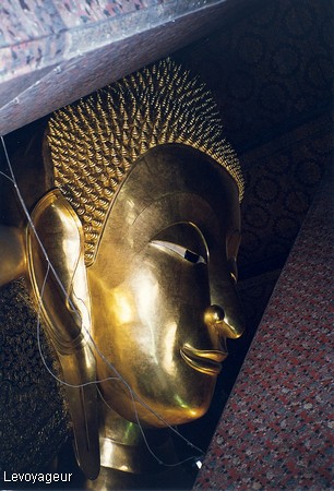 Photo - Le Wat Pho ou temple du  Bouddha couché recouvert de feuilles d'or