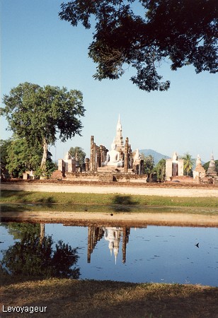 Photo - Sukhothai - Parc historique Le Wat Si Chum  - Statue de bouddha appelée Phra Achana
