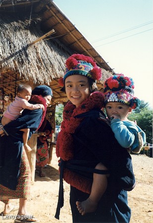 Photo -  Frontière Birmane - Jeune femme de la tribue des Karens