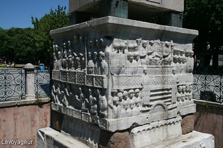 Photo - Le piédestal de marbre, décoré de bas-reliefs