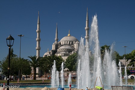 Photo - Jeux d'eau devant la mosquée bleue