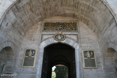 Photo - Inscription en fine calligraphie et sceau du sultant- Porte du salut