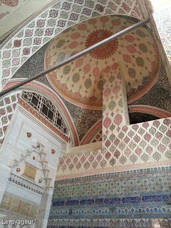 Photo - Le harem - Plafond richement décoré de la chambre d'amour