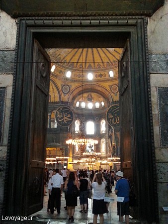 Photo - La porte impériale, entrée principale de la basilique