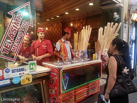 Photo - Le marchand de glaces dans la rue principale de Beyoglu