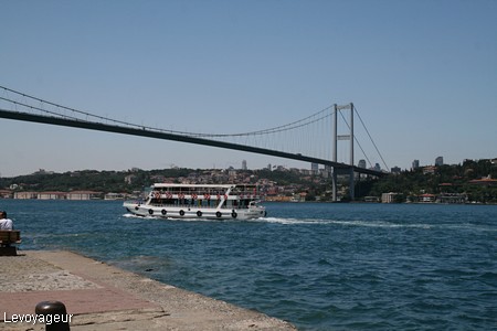 Photo - Le pont du Bosphore qui relie  les rives européennes et les rives asiatiques.